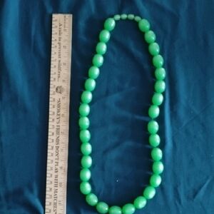 CHUNKY VINTAGE LIME GREEN BEADED NECKLACE RETRO